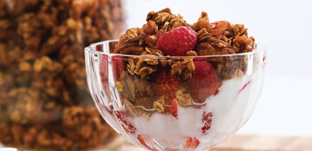 delicious diy granola with raspberries
