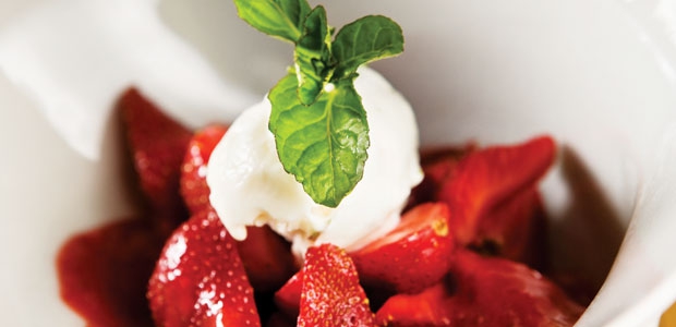 Fresh Strawberries with Yogourt Maple Mint Ice
