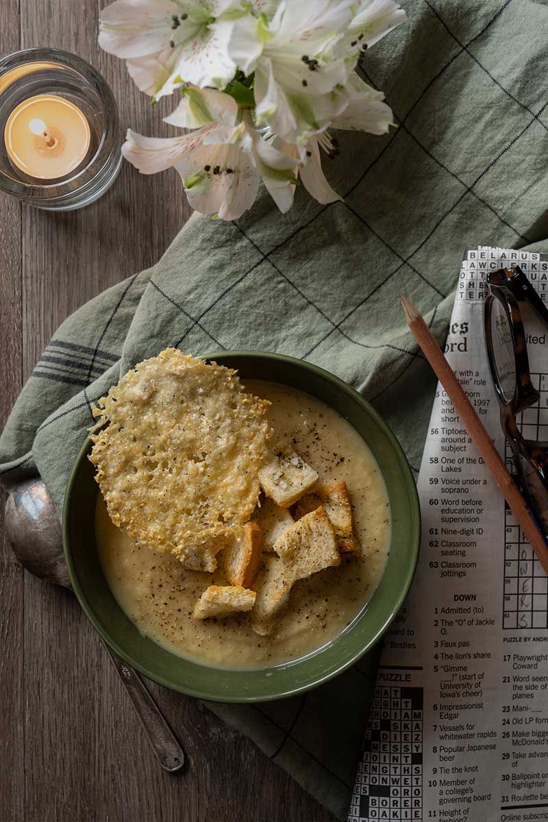 Creamy cauliflower and white bean soup