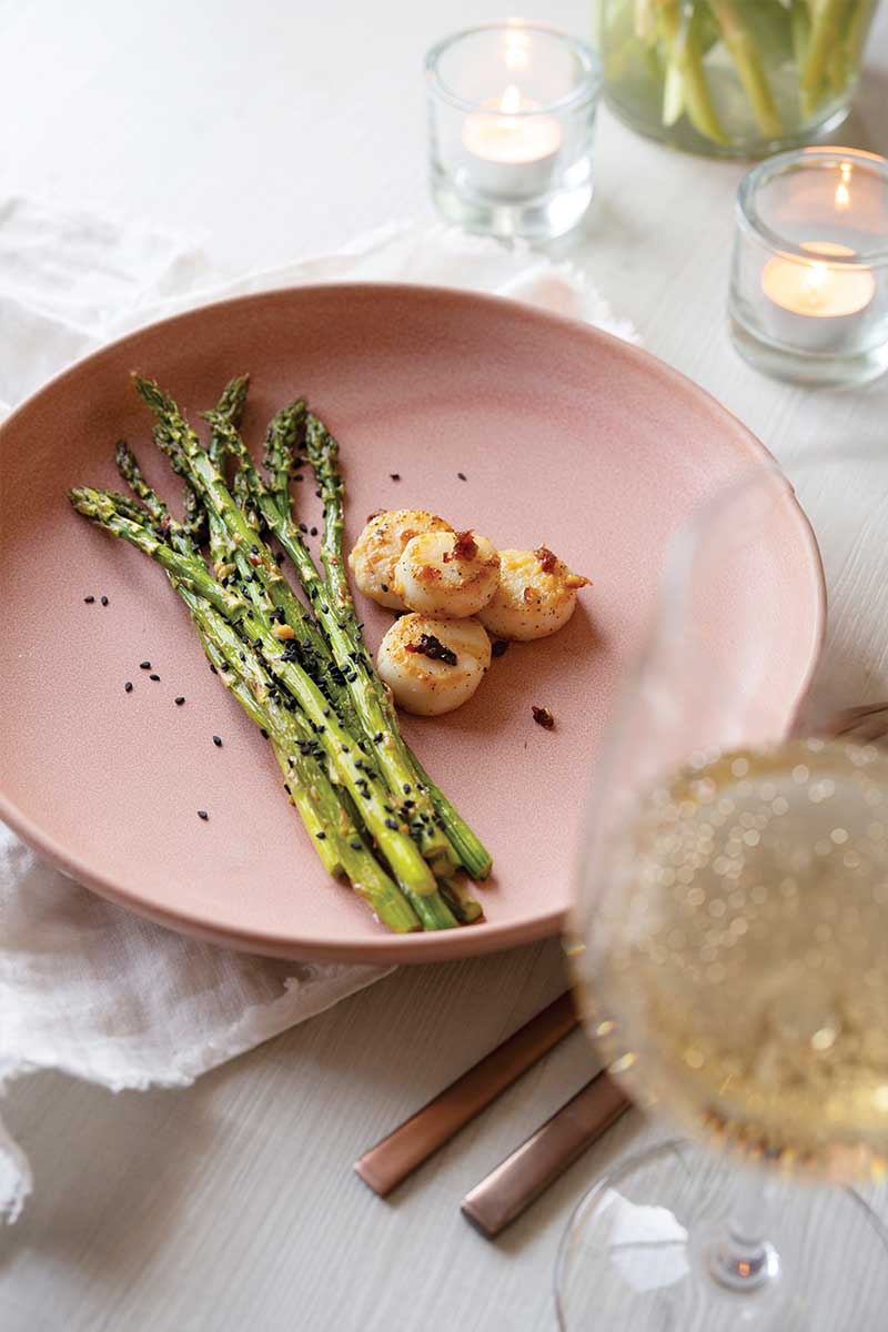 Seared scallops with asparagus
